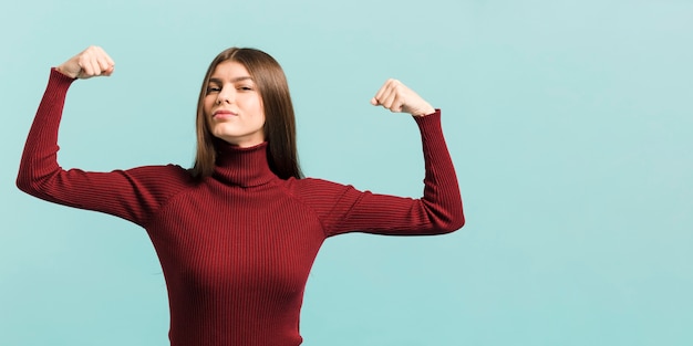 Photo front view strong woman in studio