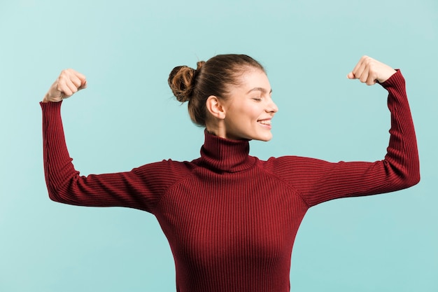 Photo front view strong woman in studio