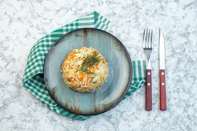 вид спереди вкусный куриный салат круглой формы внутри тарелка на белом фоне цветная еда здоровая закуска праздничная диета