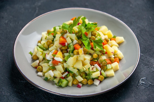 사진 전면 보기 맛있는 샐러드는 어두운 표면 요리에 계란 콩 감자와 당근으로 구성되어 있습니다. 건강 점심 빵 식사 수평 색상 다이어트 식품