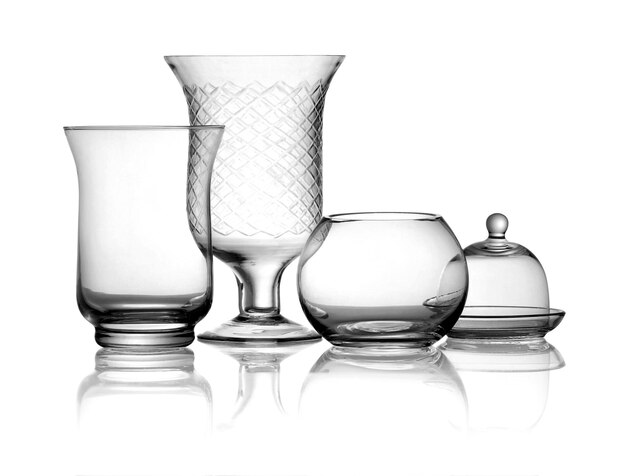 Foto vista anteriore di barattoli e vasi di vetro trasparenti con riflesso isolato su sfondo bianco
