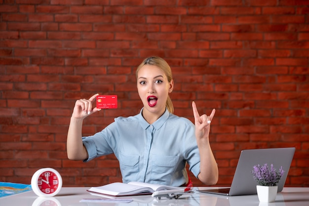 赤いクレジットカードを保持している旅行代理店の正面図アシスタントマップエージェンシープロの職業お金ワーキングマネージャーの仕事グローバル