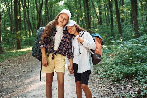 正面図 2 人の女の子が森の中にいて、新しい場所を発見する余暇活動をしています