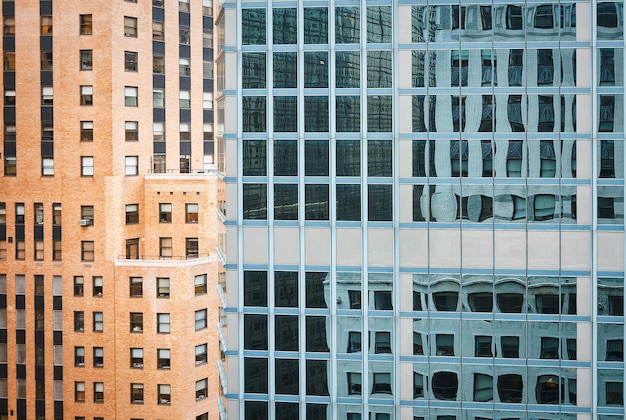 Foto vista anteriore di due grattacieli pieni di finestre a mezzogiorno