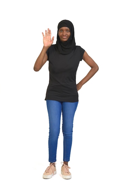 front view van een vrouw met burqa die haar handpalm toont op een witte achtergrond