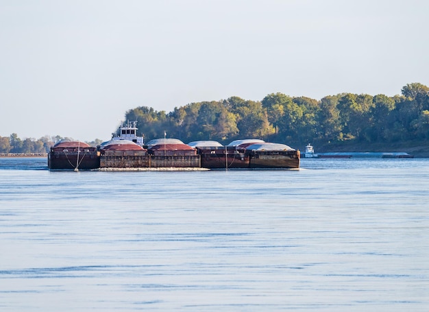 Front view van naderende vrachtschepen die stroomopwaarts komen op de Mississippi