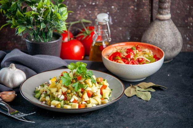 вид спереди овощной салат со свежими красными помидорами на темном фоне еда диета цветная кухня обед еда здоровье хлеб горизонтальная