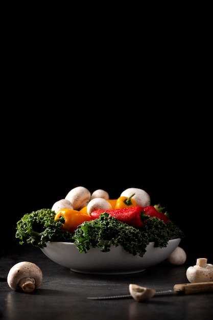 Овощи, вид спереди в миске с копией пространства