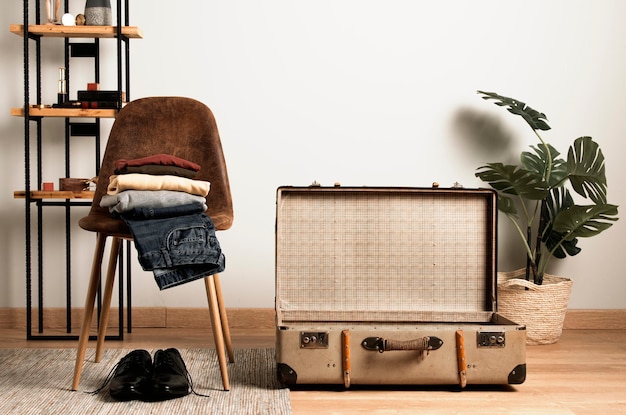 Photo front view vintage suitcase and interior plant