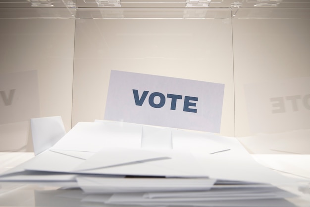 Foto scheda di voto vista frontale su una pila di buste