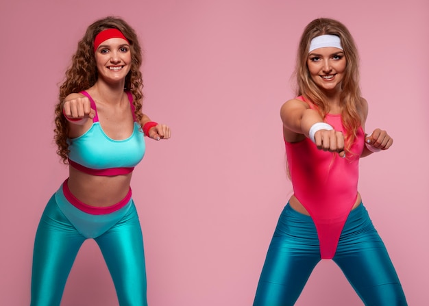 Front view vrouwen die trainen met een 80's outfit