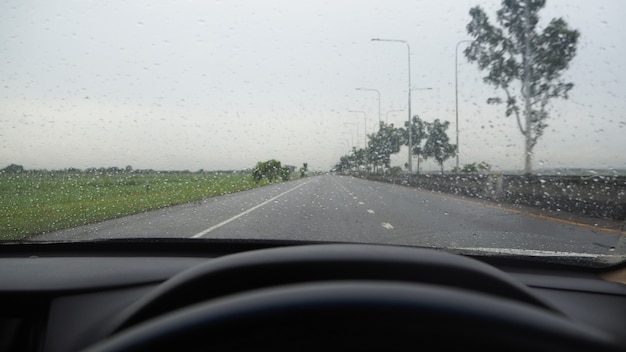 高速道路を走行中の正面図。大雨や暴風雨の下で。