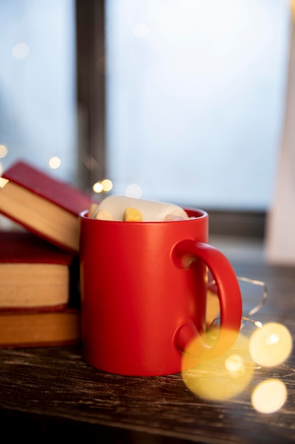 Фото Зимняя композиция, вид спереди с чашкой горячего кофе