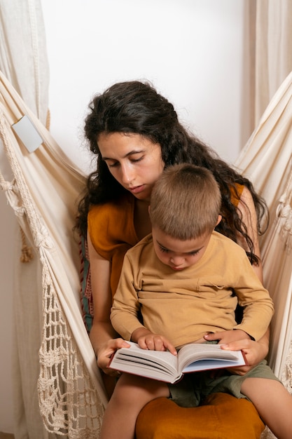 写真 本を持つ正面図の女性と子供