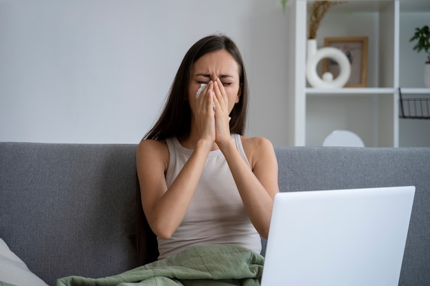 Vista frontale donna che soffia il naso