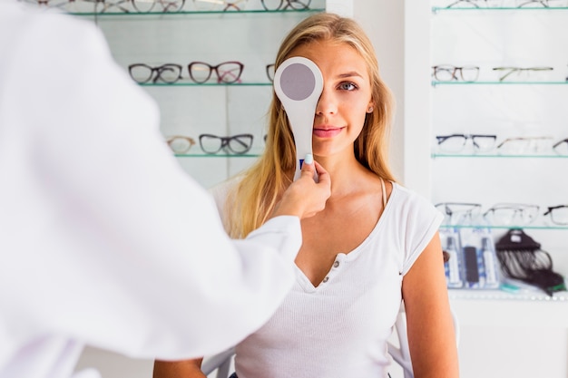 Vista frontale della donna all'esame degli occhi