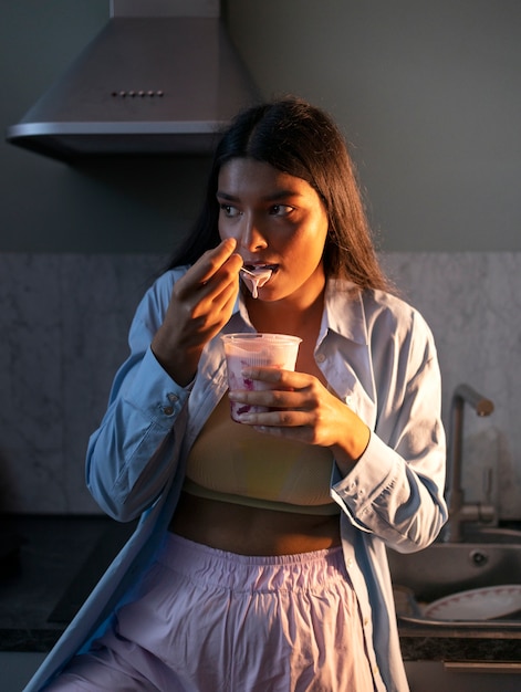 Photo front view woman having snack