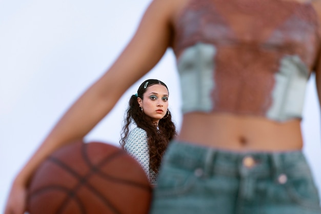 Photo front view woman holding ball