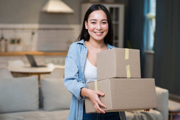 Photo front view of woman holding boxes she ordered online