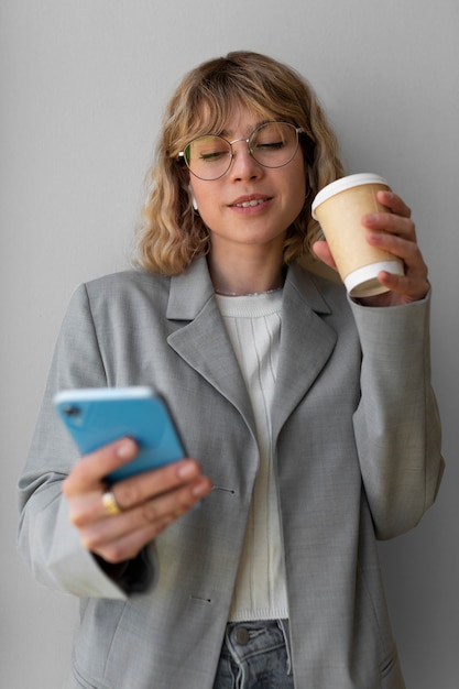 Photo front view woman holding smartphone