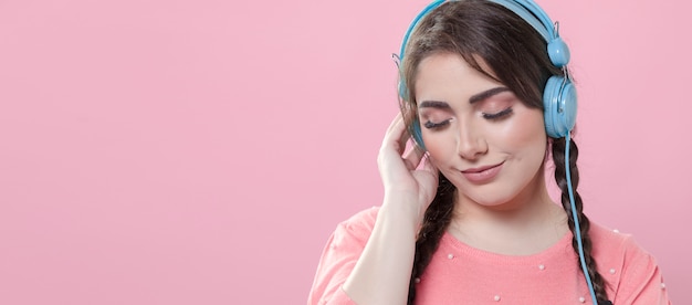 Photo front view of woman listening to music on headphone with copy space