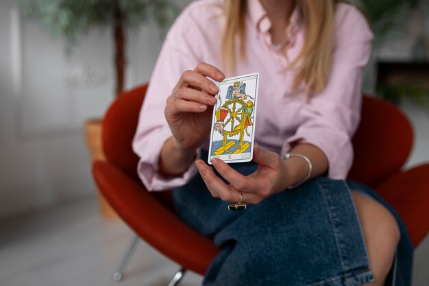 Photo front view woman reading tarot