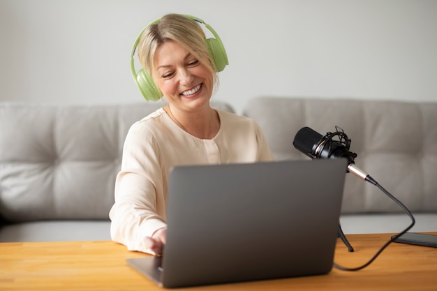 Photo front view woman recording podcast