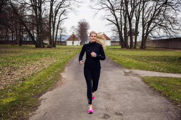 Photo front view of woman running