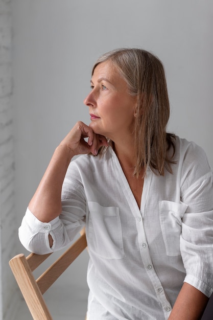 Photo front view woman sitting on chair