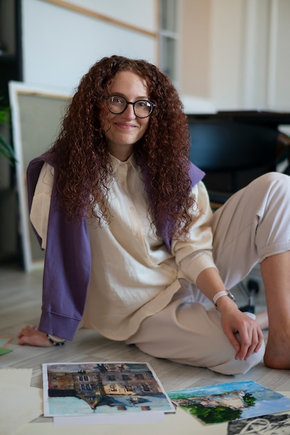 Photo front view woman sitting on floor