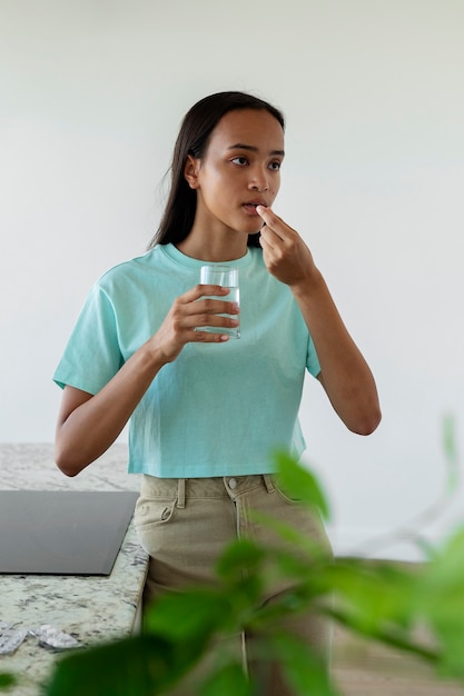 写真 アレルギー薬を服用している正面図の女性