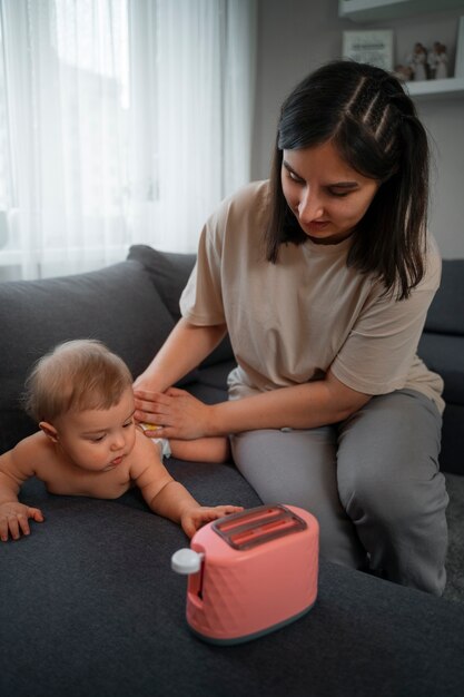 Foto donna di vista frontale che si prende cura del bambino