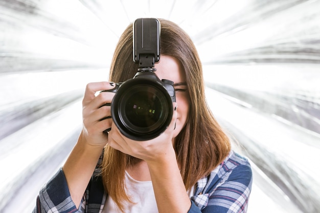 Вид спереди женщина берет фотографию