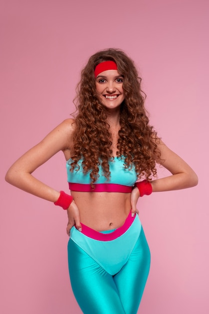 Photo front view woman training with  80's outfit