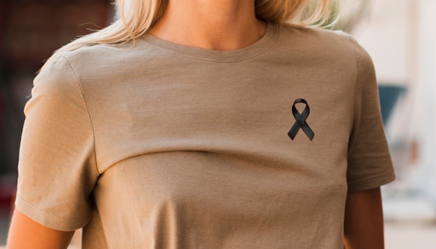 Photo front view woman wearing black mourning ribbon