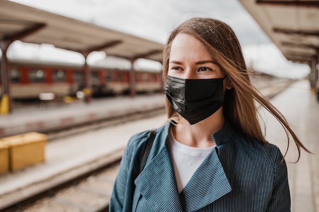 写真 布保護マスクを身に着けている正面図の女性