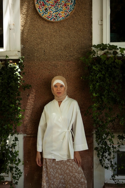Foto donna di vista frontale che indossa l'hijab