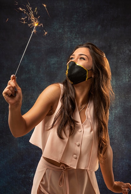 Photo front view of woman wearing a mask with a firework