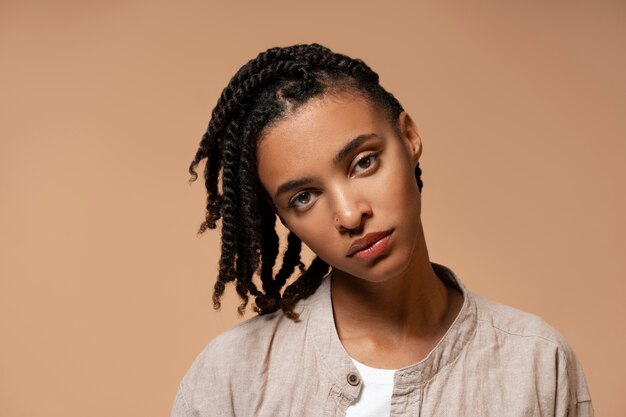 Photo front view woman with afro hairstyle