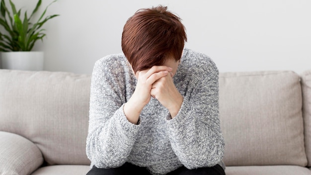 Photo front view of woman with anxiety on couch