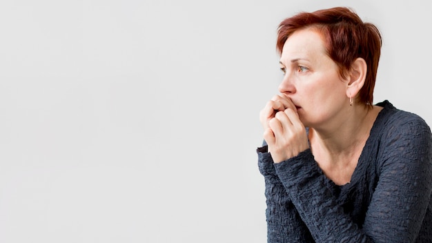 Foto vista frontale della donna con ansia con spazio di copia