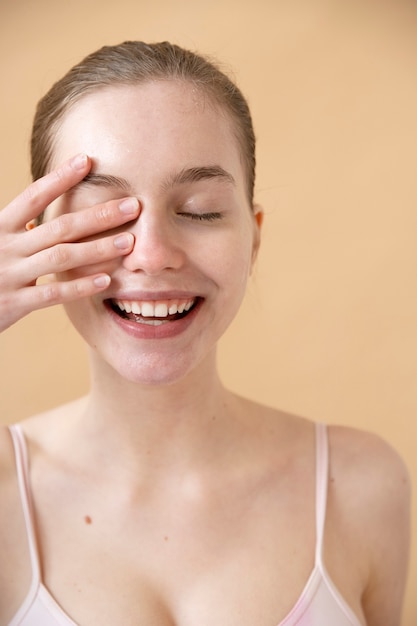 Foto donna di vista frontale con un bel sorriso in posa