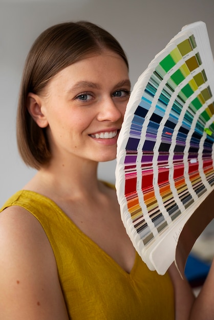 Фото Женщина вид спереди с цветовой палитрой