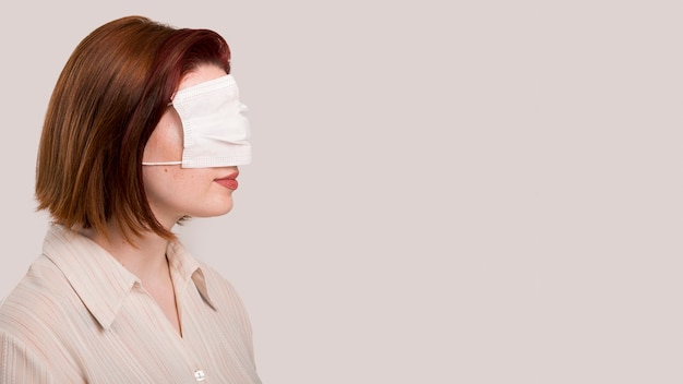 Foto vista frontale della donna con maschera facciale e copia spazio