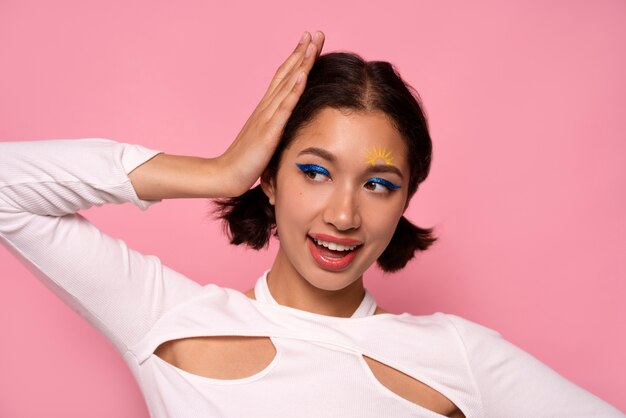 Photo front view woman with graphic eye makeup