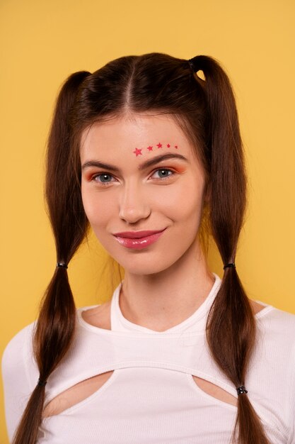 Photo front view woman with graphic eye makeup