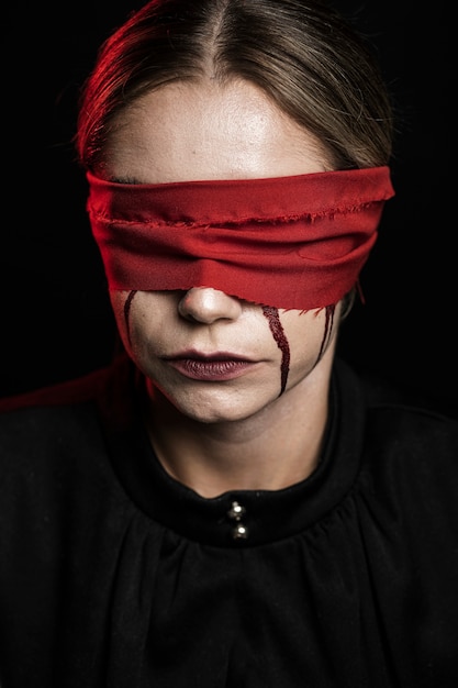 Photo front view of woman with red blindfold