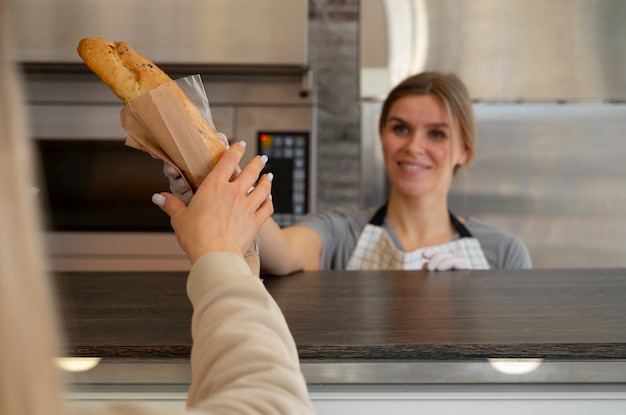 Photo front view woman working in bakery