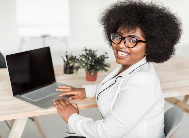 Foto vista frontale della donna che lavora al computer portatile