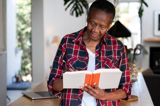 Photo front view woman writing in notebook